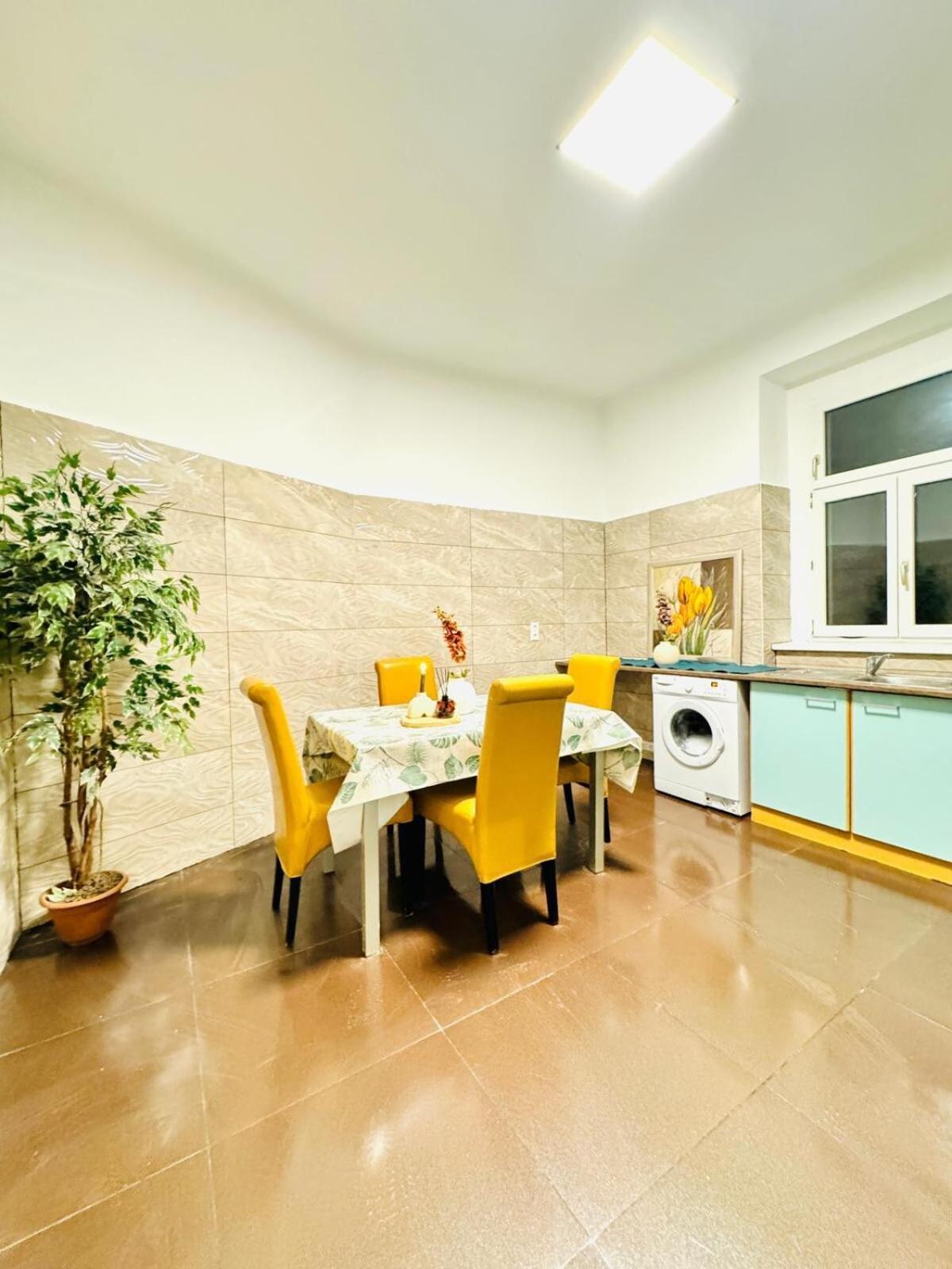 Appartamento Charming 5br Shared Apt, Minutes From Atzgersdorf Vienna