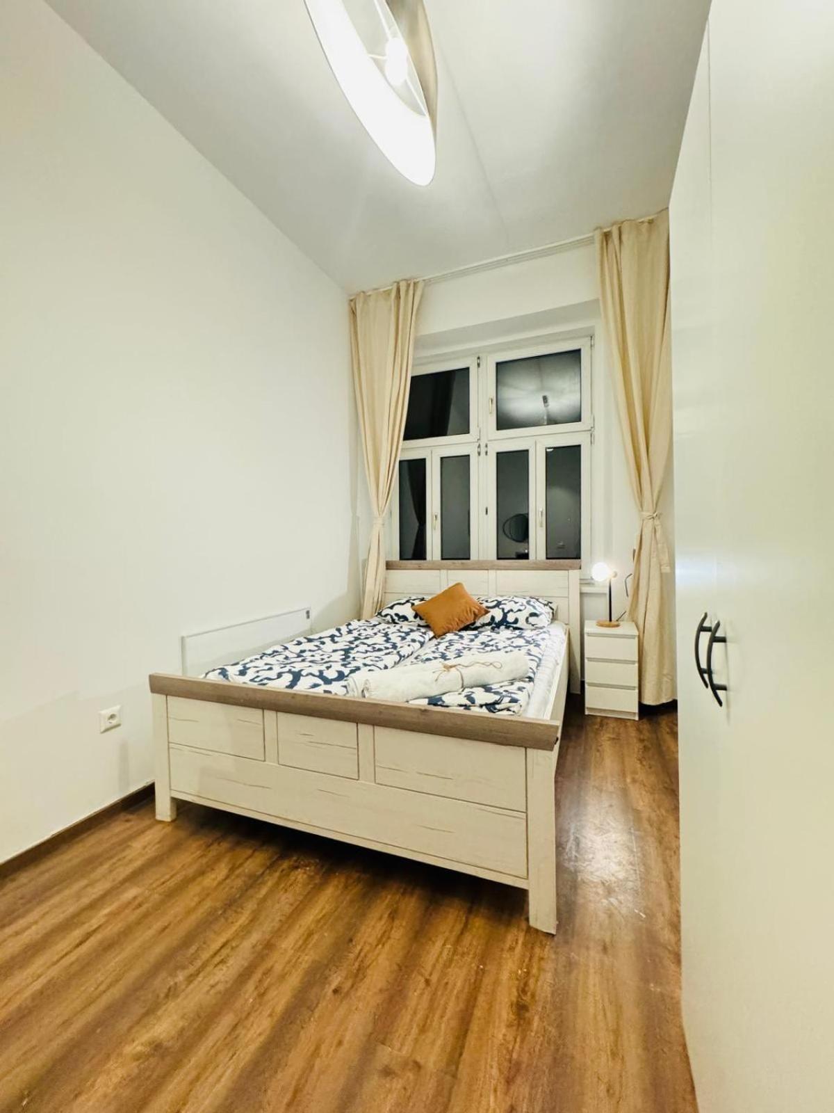 Appartamento Charming 5br Shared Apt, Minutes From Atzgersdorf Vienna